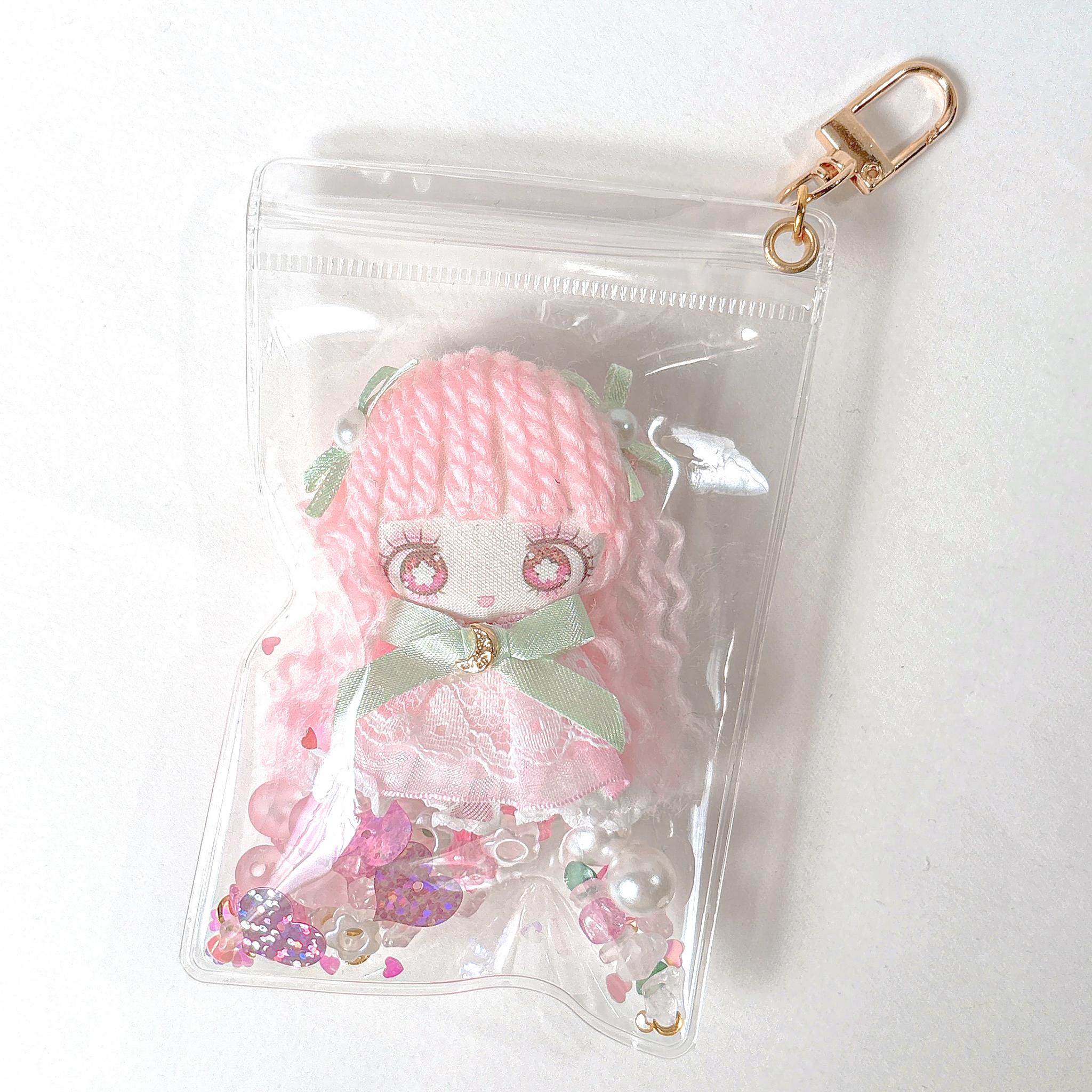 前向き運のお守りドール「おきちゅん」｜天然石入り シャカシャカドールキーホルダー | 2枚目