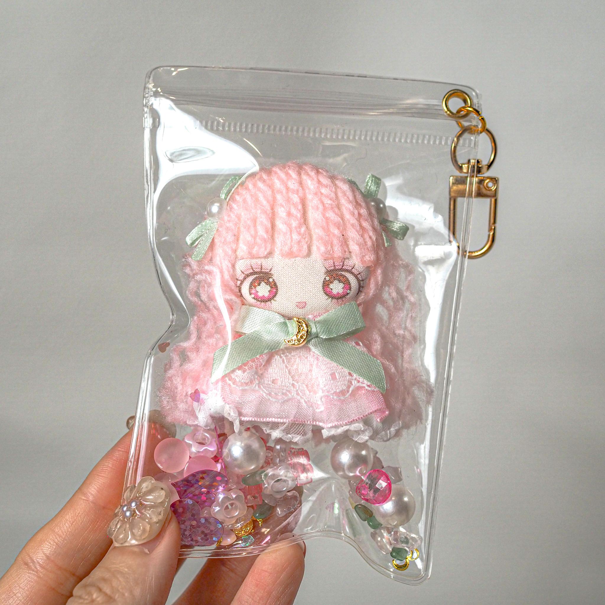 前向き運のお守りドール「おきちゅん」｜天然石入り シャカシャカドールキーホルダー | 3枚目